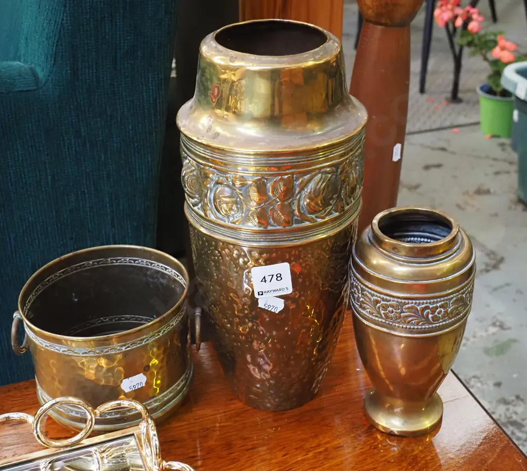 2x pressed brass vases, small brass jardinere Image 1++
