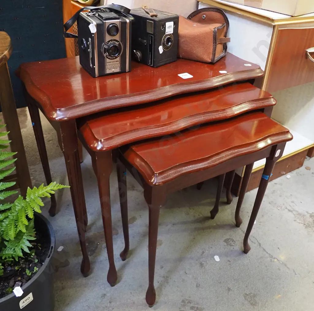 nest of 3 mahogany tables Image 1++