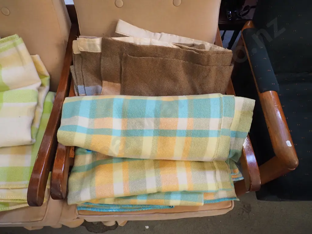 2x woollen blankets Image 1++