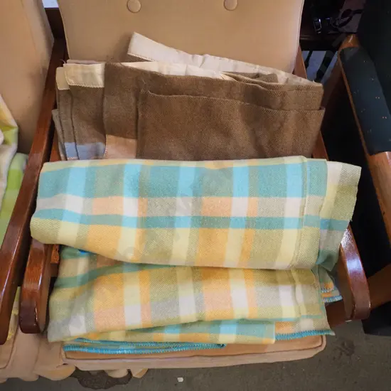 2x woollen blankets