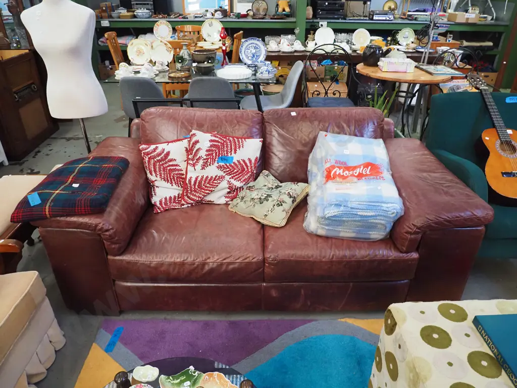 red leather 2 seater settee - some wear Image 1++