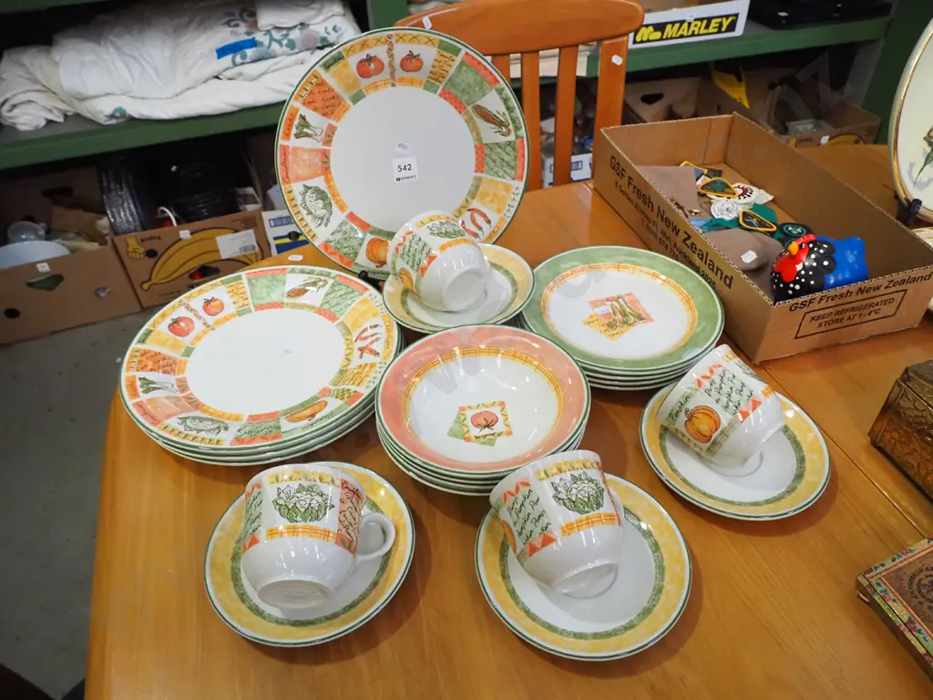 various Staffordshire Covent Garden dinner items; plates, bowls etc Image 1++