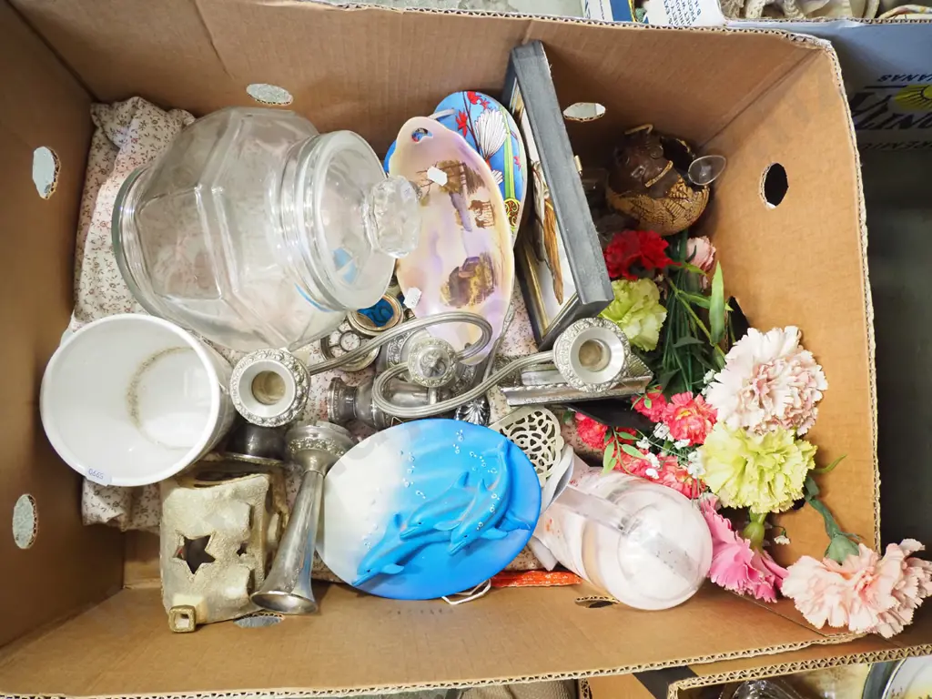 box; ceramic dolphins, flowers, horse print etc Image 1++