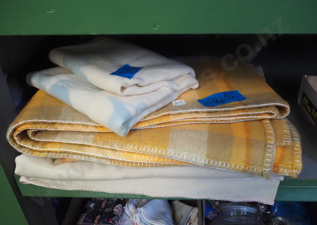 2x large and 1x small woollen blankets Image 1++