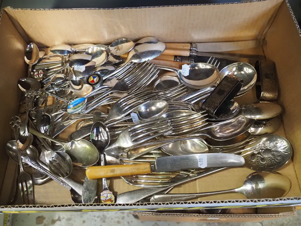 box of cutlery Image 1++