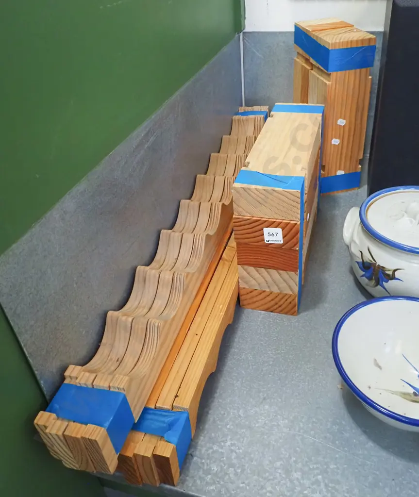 2x wooden wine racks Image 1++