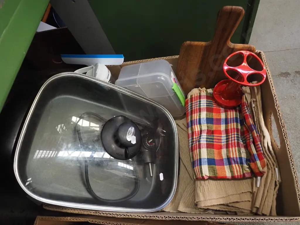 box; electric frying pan, placemats, chopping board etc Image 1++