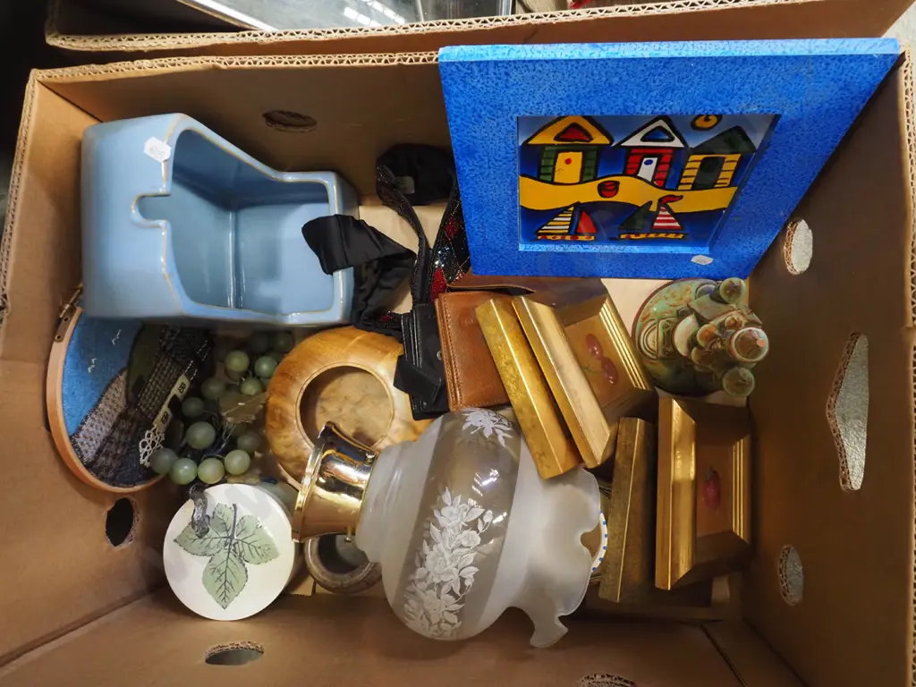 box; light shade, small oils, plastic grapes etc Image 1++