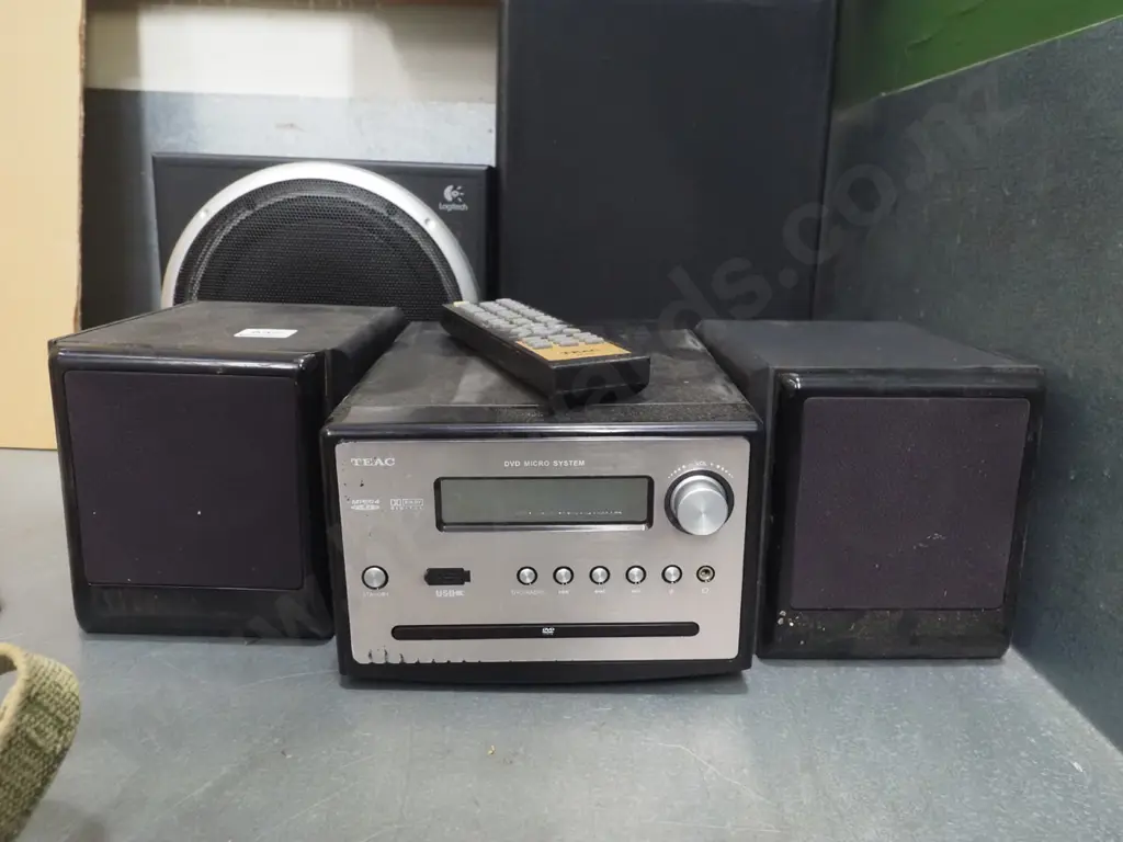 Teac midi system with 3 additional speakers Image 1++
