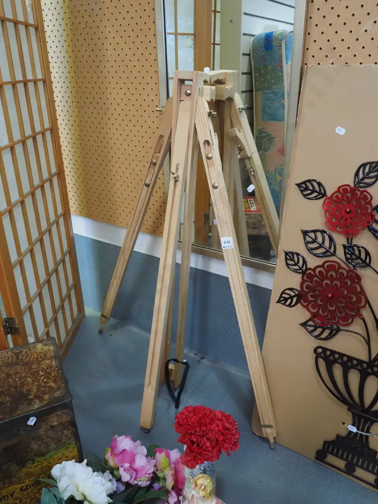 wooden artists easel Image 1++