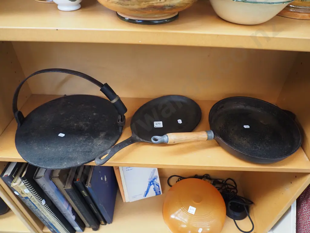 2x cast iron frying pans, skillet Image 1++