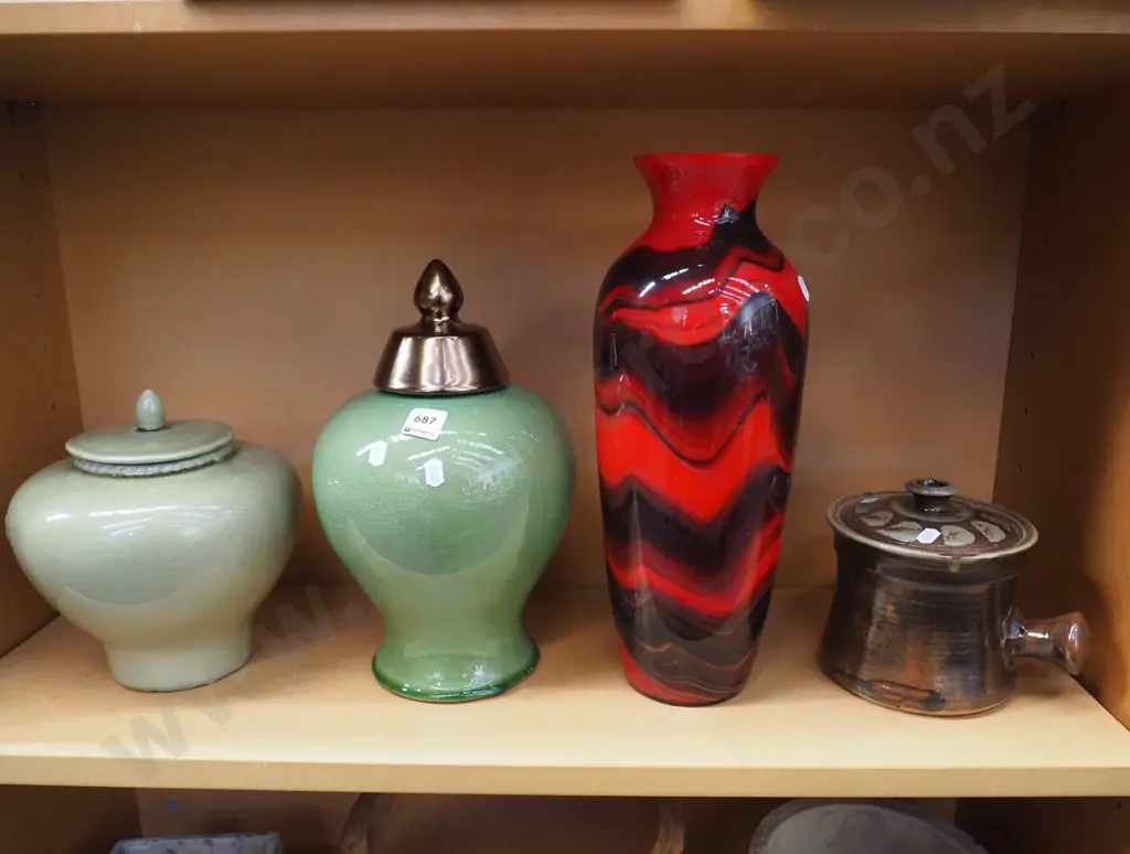 shelf; 3x lidded canisters, tall glass vase H-400 Image 1++