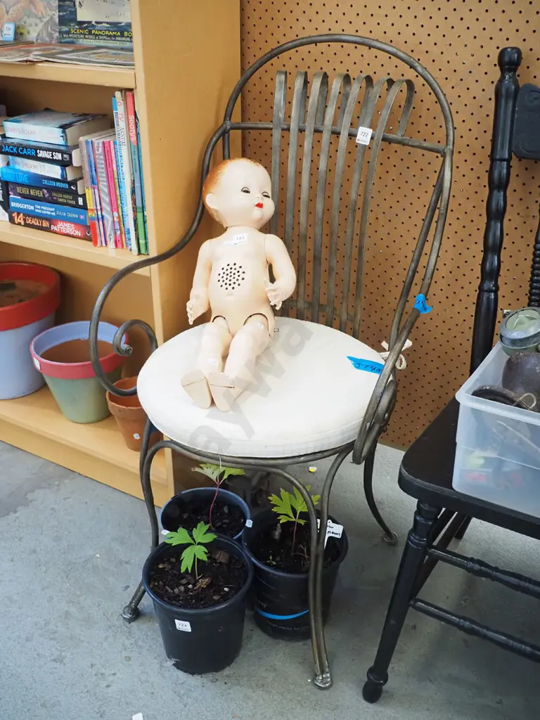 bent metal armchair with cushion Image 1++