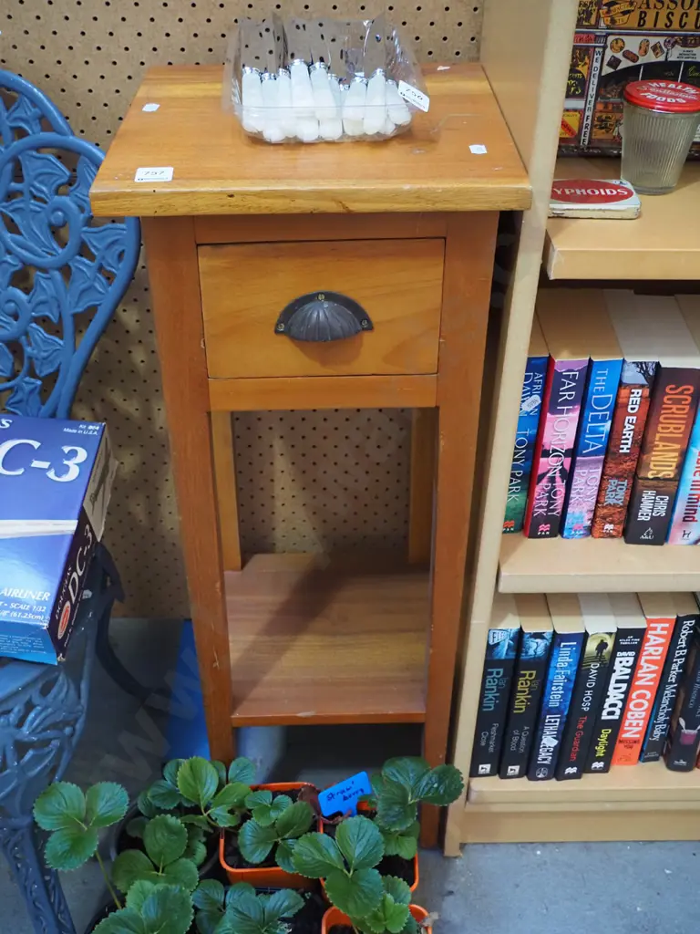 small hardwood table/jardiniere stand H-840 W-300  Image 1++