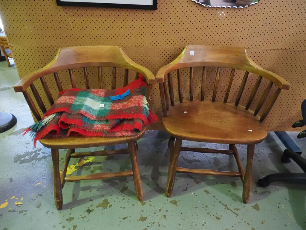 2x tub chairs Image 1++