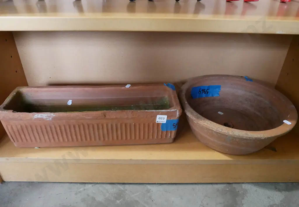2x terracotta planters Image 1++