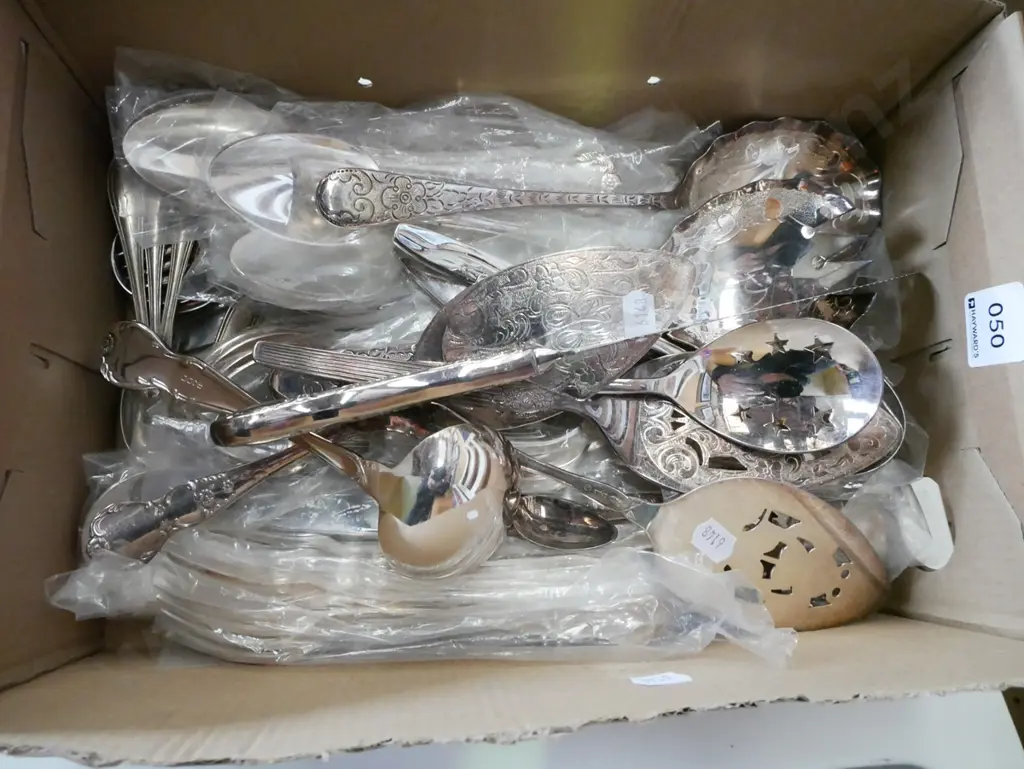 box of cutlery Image 1++