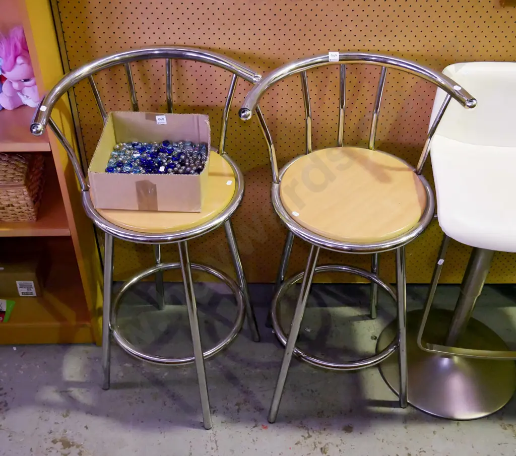 2x wood and chrome bar stools Image 1++