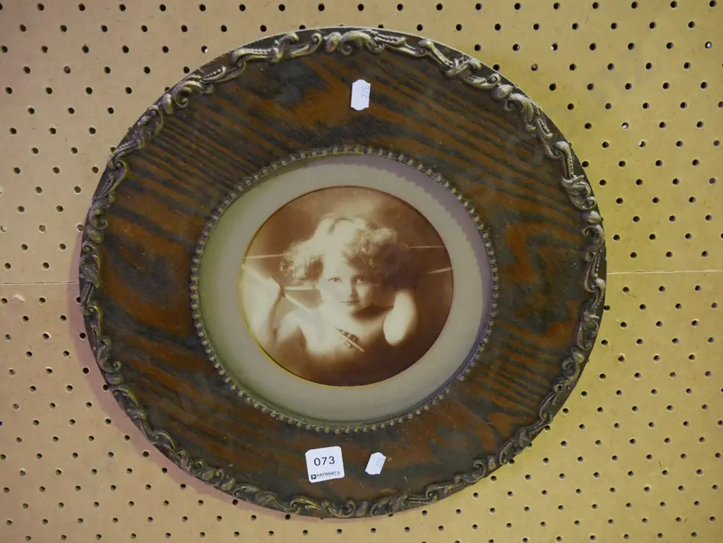 small wood framed cherub print  Image 1++