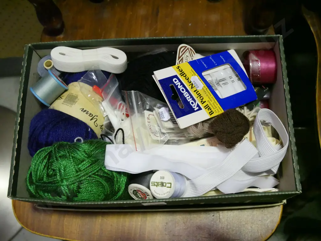 box; knitting wool, sewing threads etc Image 1++