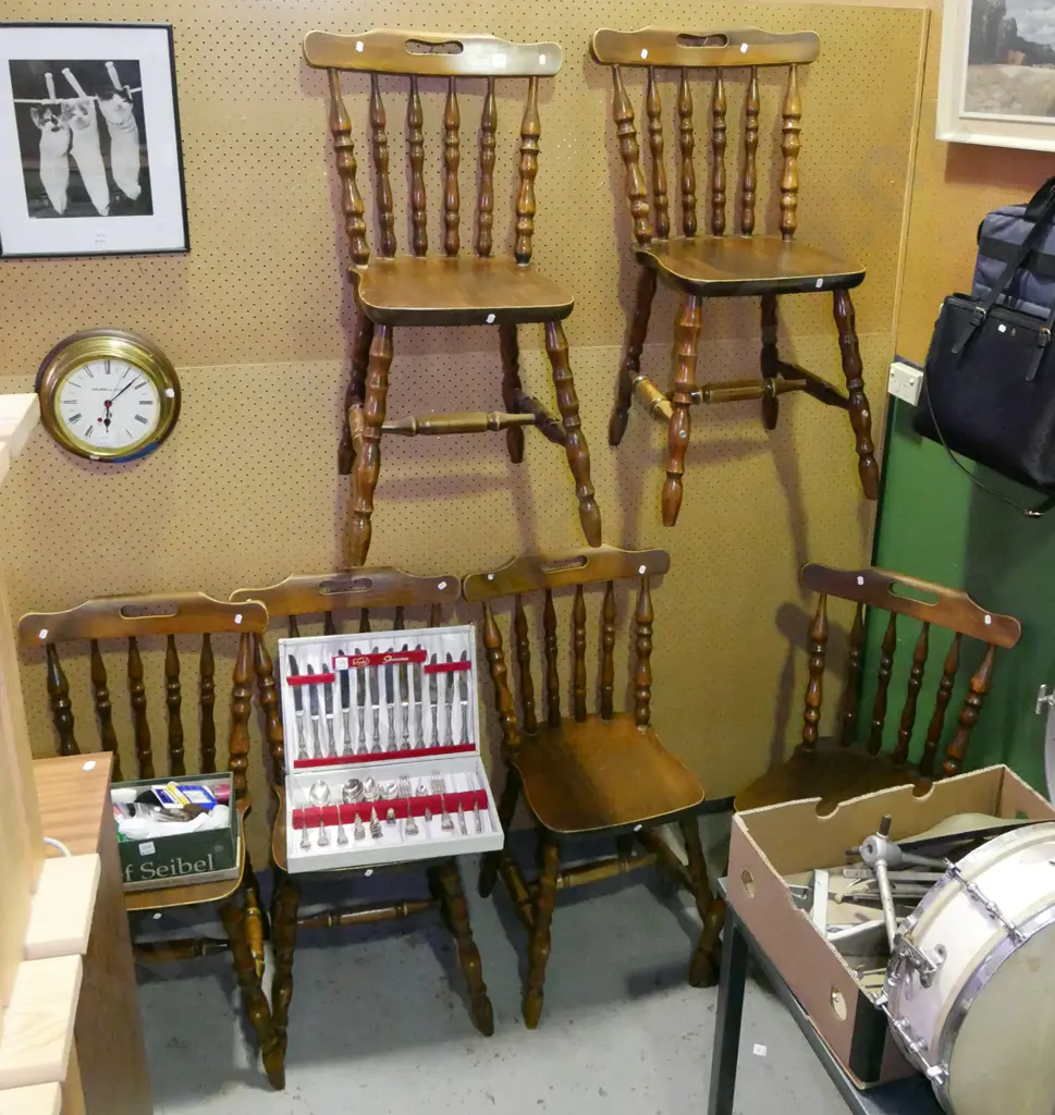 6x pine spindle back dining chairs Image 1++