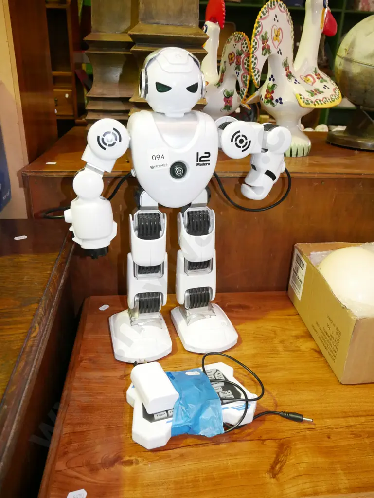 I2 Modern toy robot  Image 1++