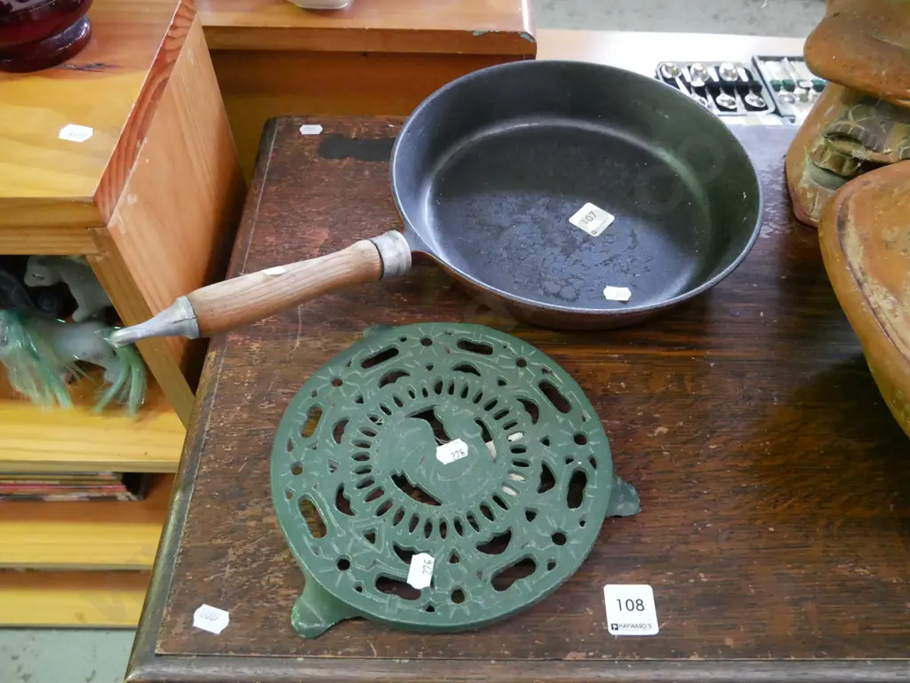 trivet, cast iron frying pan Image 1++
