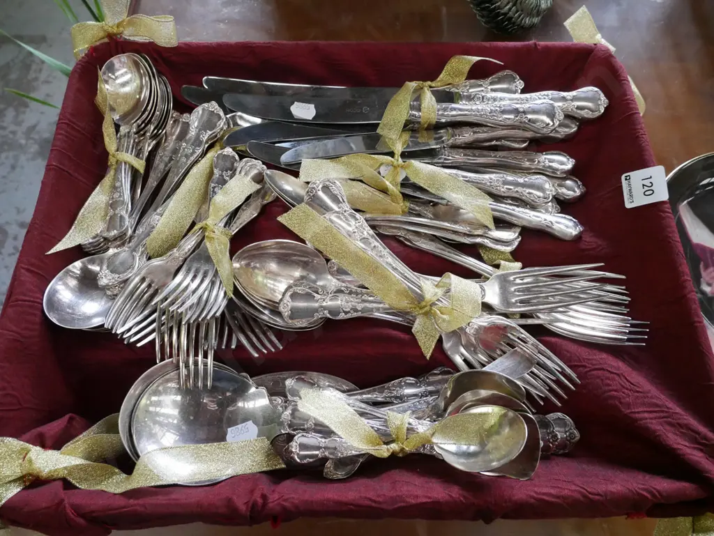 cutlery in tray Image 1++