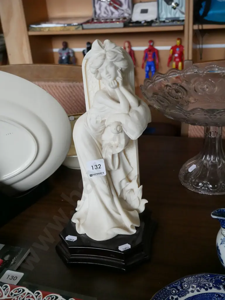 composite figurine H-300 Image 1++