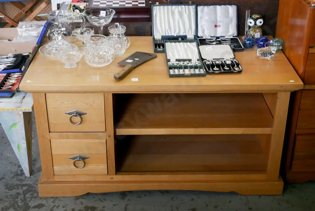 oak 2 drawer entertainment unit H-550 W-1100 D-550 Image 1++