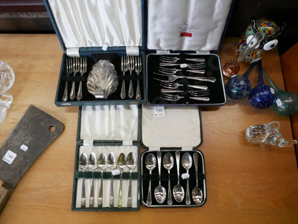4x sets of cased cutlery Image 1++