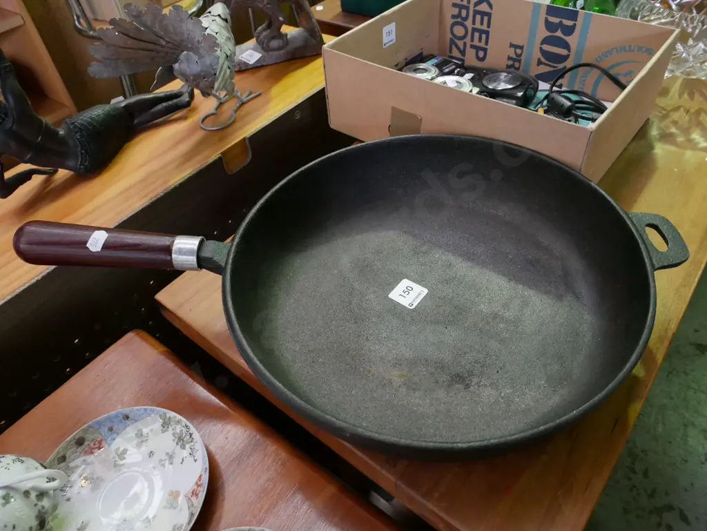 large cast iron frying pan Diam-310 Image 1++