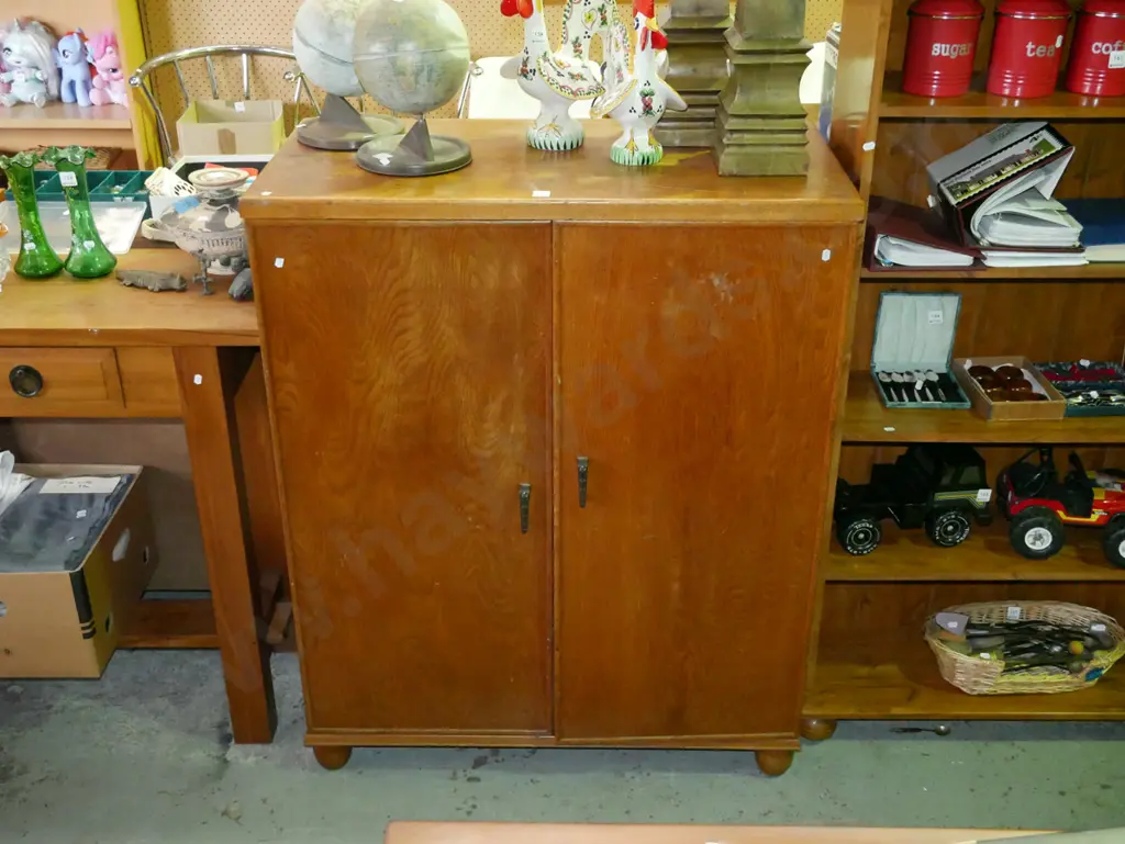 oak 2 door cupboard H-1145 W-920 D-420 Image 1++