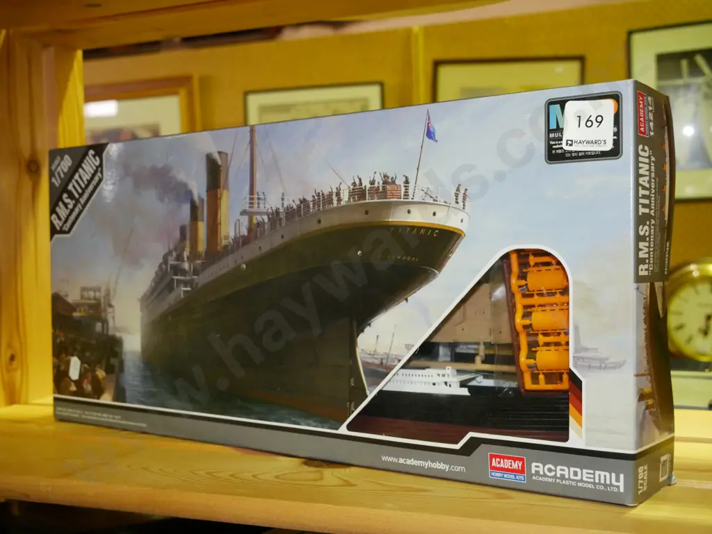 yet to be assembled model of The Titanic Image 1++
