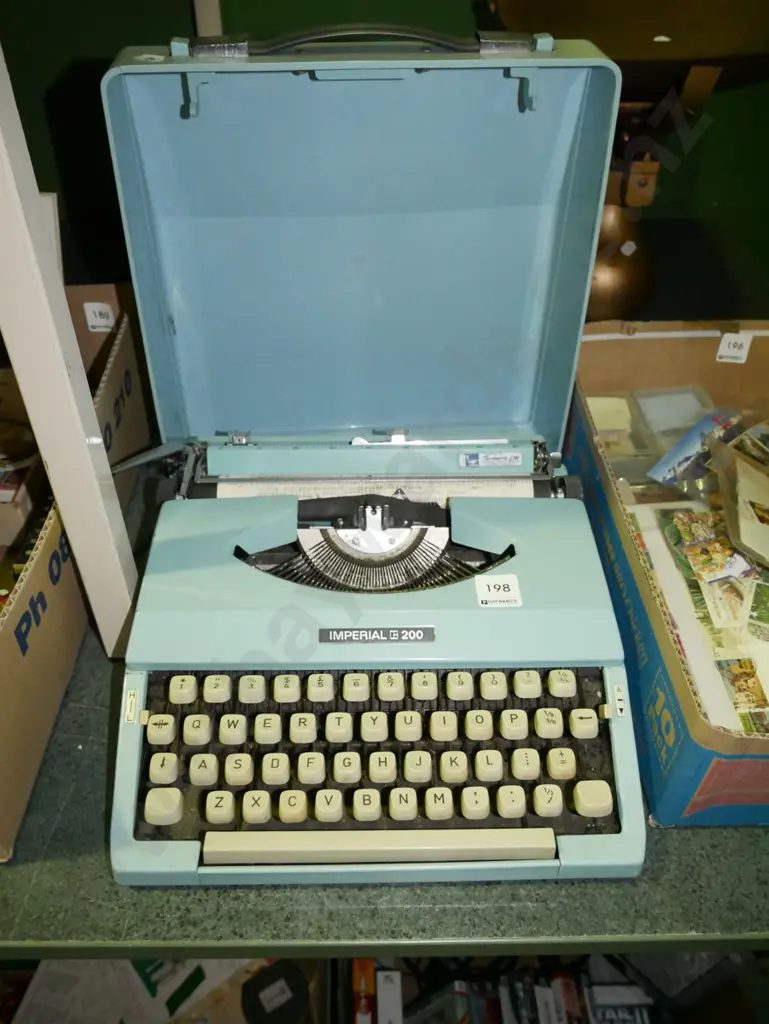 Imperial 200  portable typewriter Image 1++