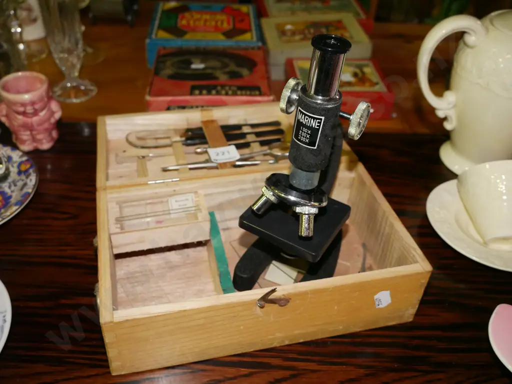 microscope and wooden case - small Image 1++