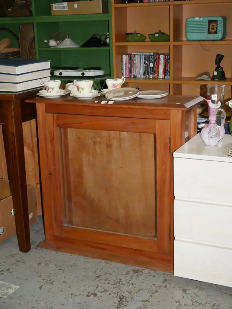 solid rimu single door display cabinet H-810 W-860 D-300 Image 1++