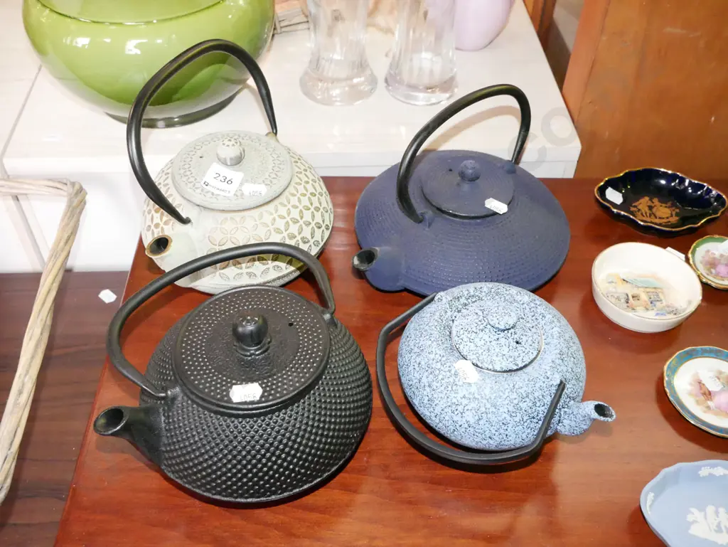 4x as-new cast iron tea pots Image 1++