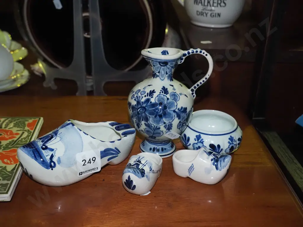 Delft clogs, small jug, sugar bowl Image 1++