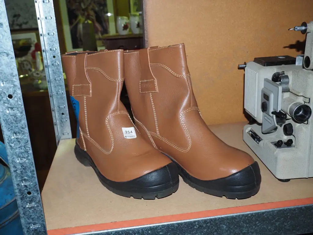 pair of Kings boots - size unknown Image 1++