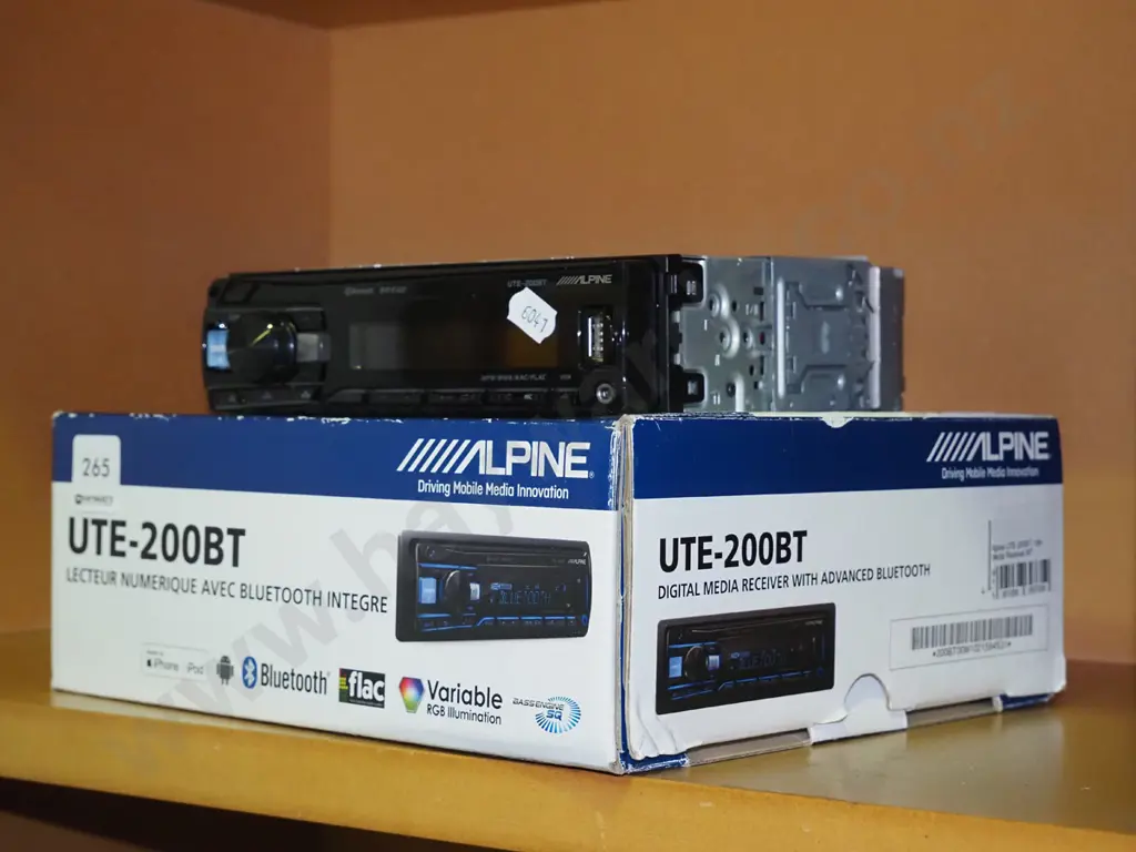 Alpine UTE-200BT car stereo Image 1++