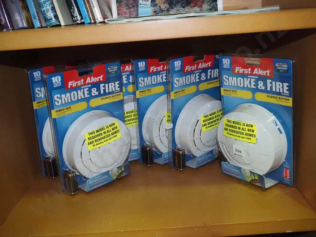 shelf of 6x smoke alarms Image 1++