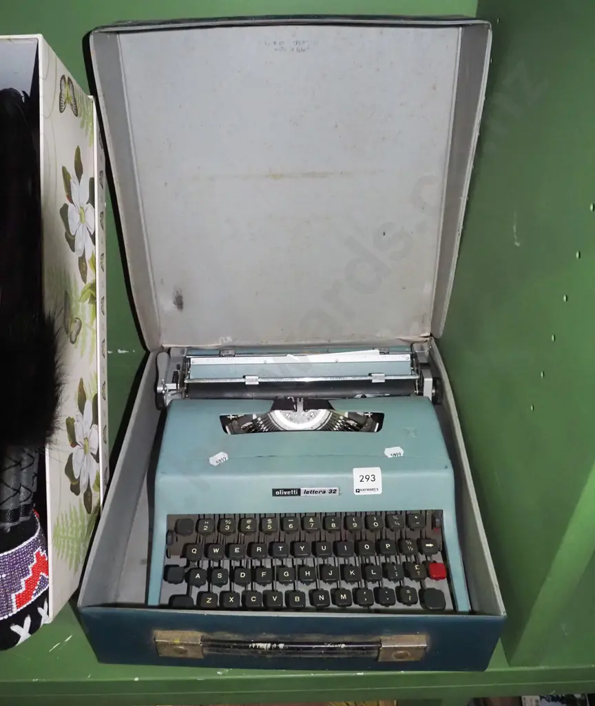 Olivetti Lettera typewriter Image 1++