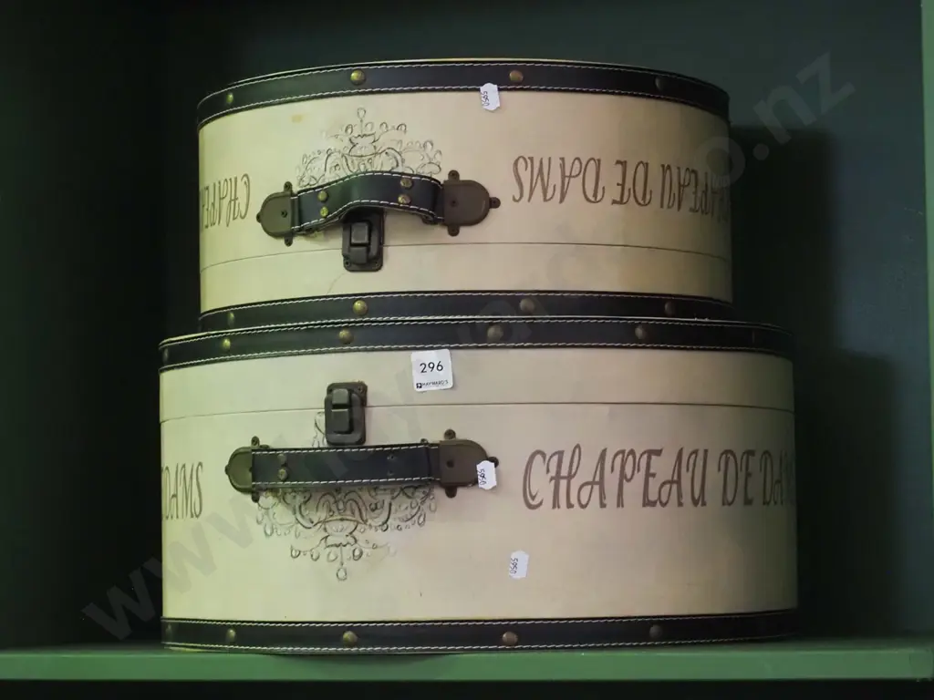 2x French themed hat boxes Image 1++
