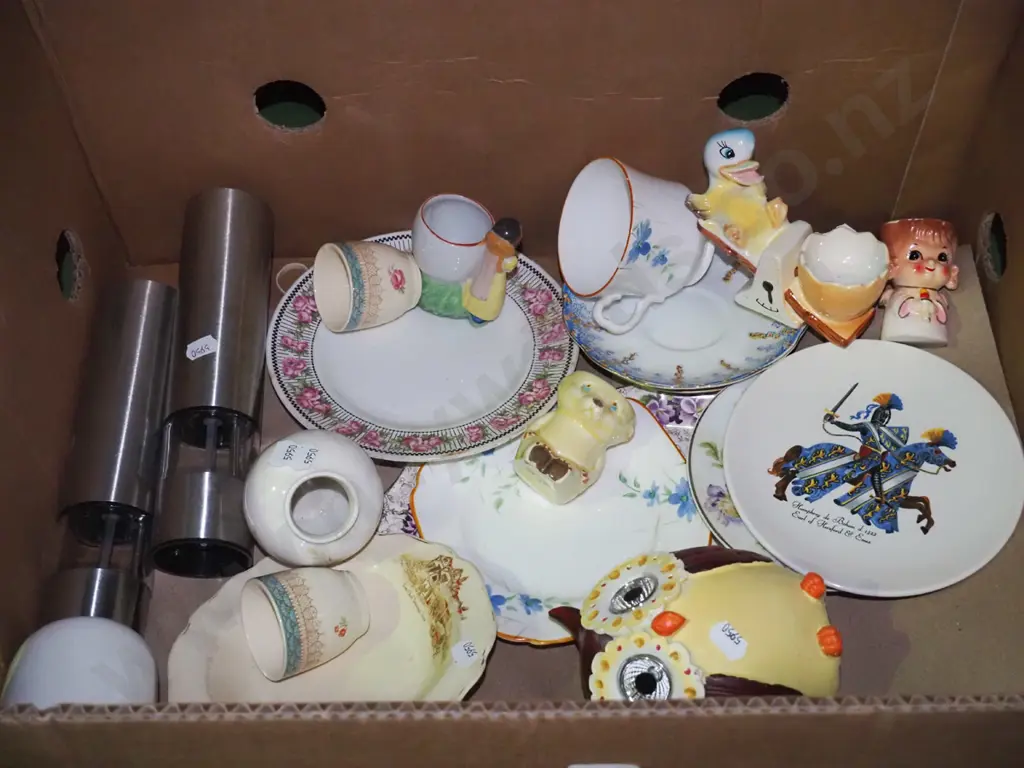 box; tea cups, saucers, salt and pepper shaker etc Image 1++