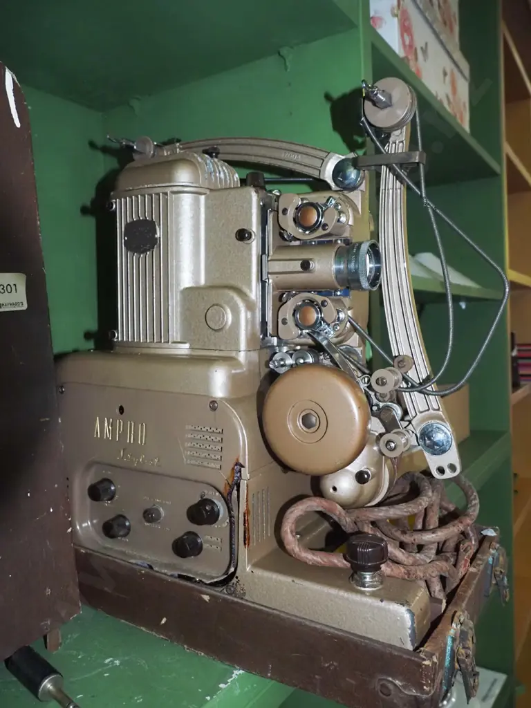 vintage Ampro 16mm film projector with speaker Image 1++