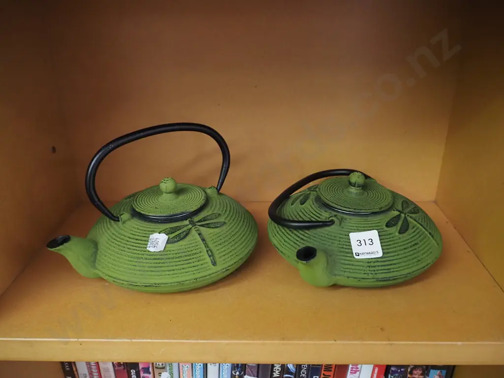 2x as-new cast iron tea pots Image 1++