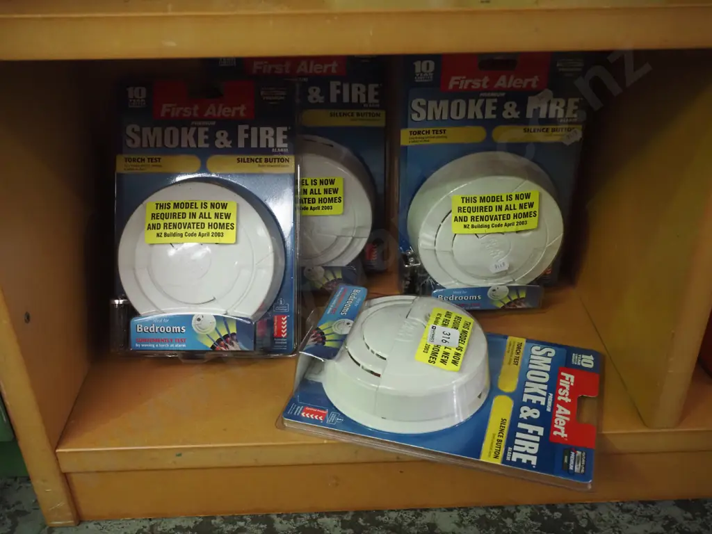 shelf of 5x smoke alarms Image 1++