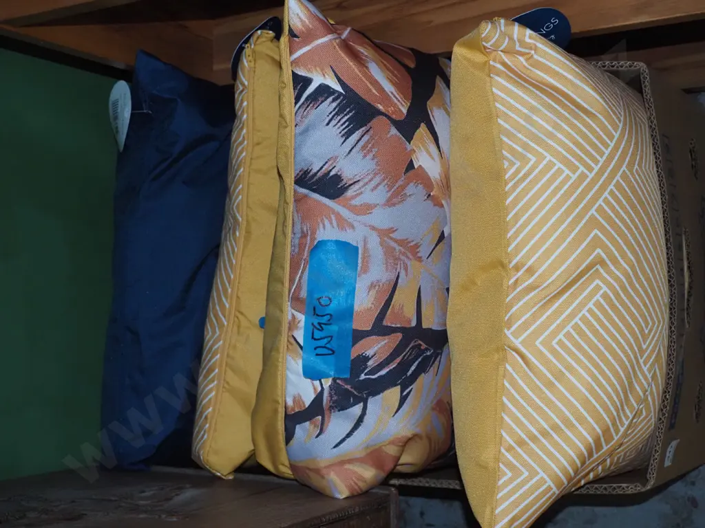 4x outdoor cushions Image 1++