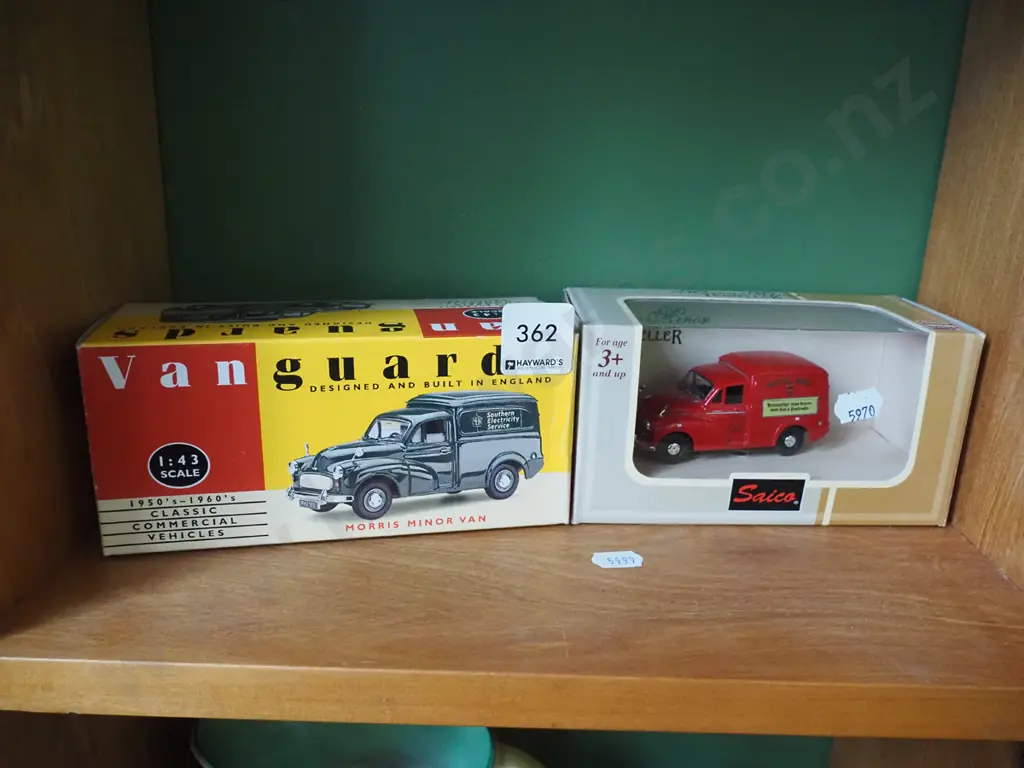 boxed model of Morris Minor mail van Image 1++
